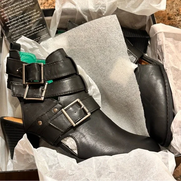 Black Bootie Styled Heel Out Shoes Size 9M - Picture 11 of 13